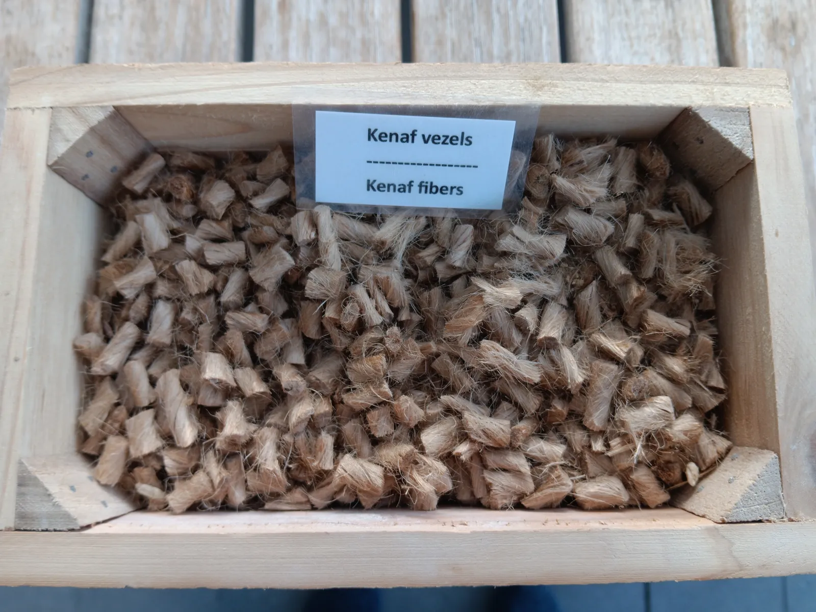 Kenaf fibres in a wooden tray