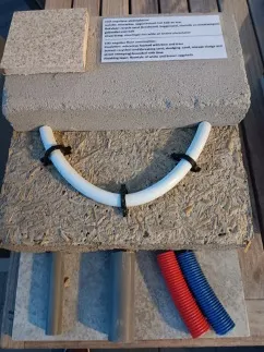 Doorsnede vloeropbouw met hennepisolatie, kalkgebonden dekvloer en tegel