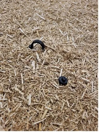 Losse natuurvezels als naadloze isolatielaag met zwarte clips