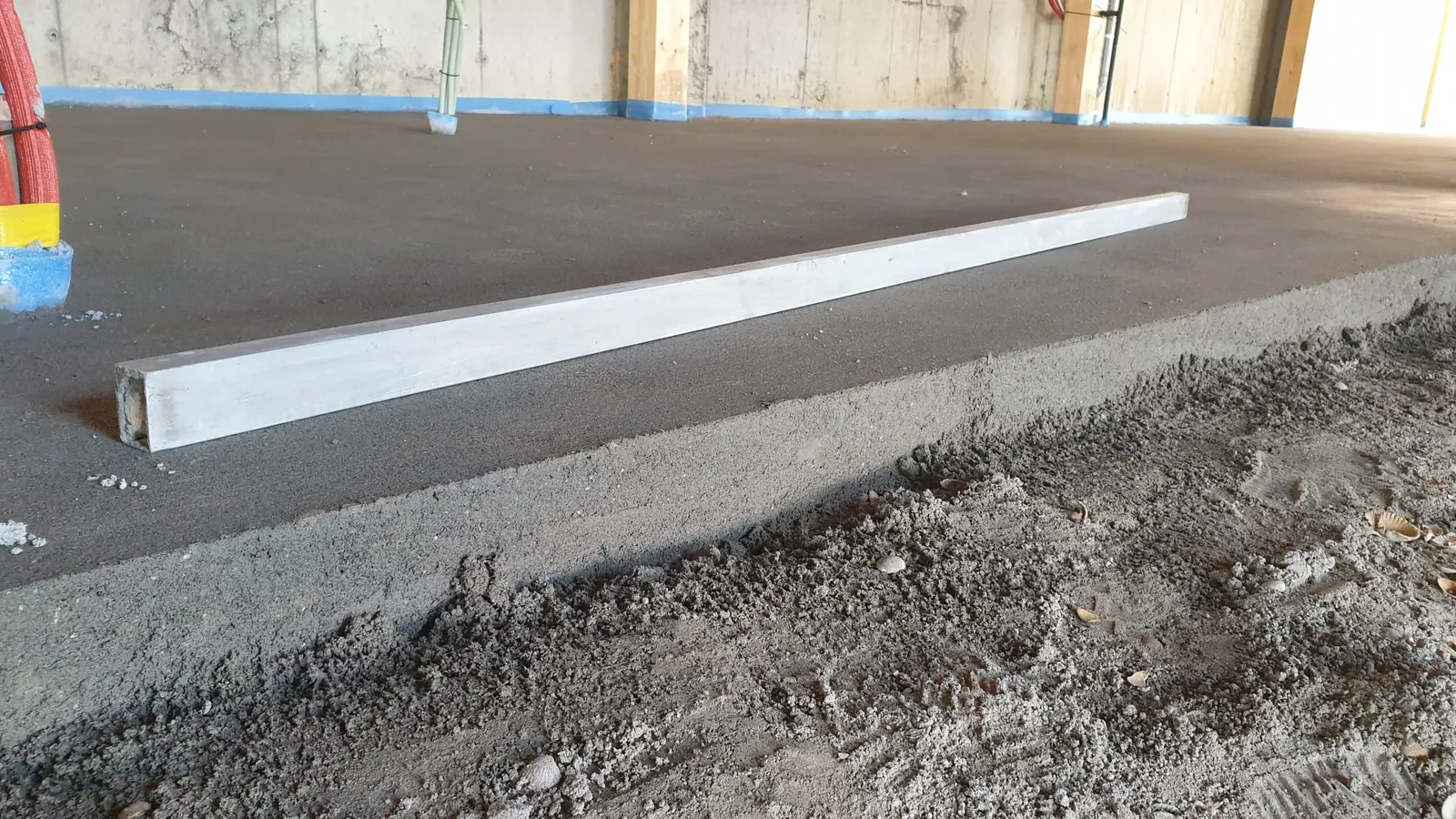 Pas gestorte SubstraTon dekvloer met aluminium rei